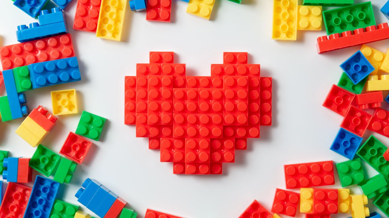 El 28 de enero se celebra el Día Internacional de Lego, una que conmemora la invención de los bloques de construcción más famosos del mundo.