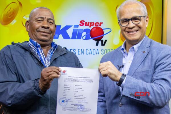 Leidsa entrega certificado a motoconchista que se ganó 25 millones. (foto, fuente externa)