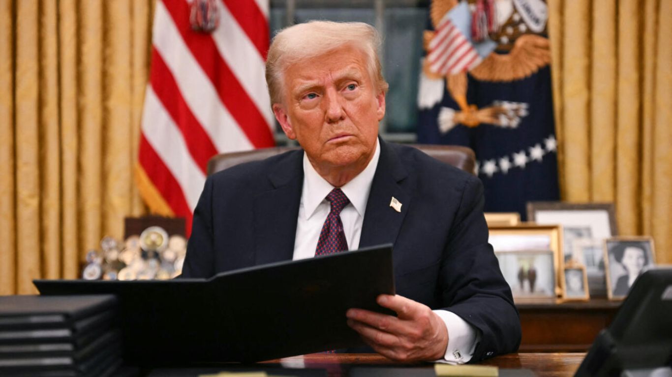 Trump firma una orden que impide a mujeres transgénero competir en deportes femeninos