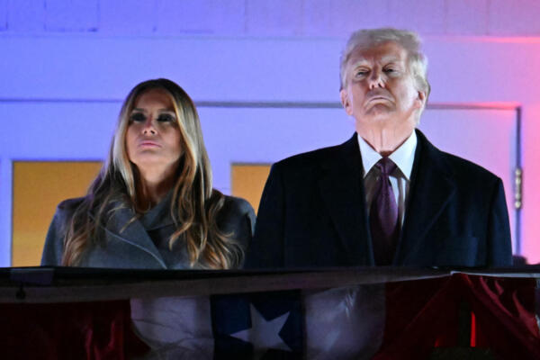 El presidente electo de Estados Unidos, Donald Trump, y su esposa Melania Trump observan los fuegos artificiales durante una recepción en su honor en el Trump National Golf Club Washington DC en Sterling, Virginia, el 18 de enero de 2025. (Foto de Jim WATSON / AFP)