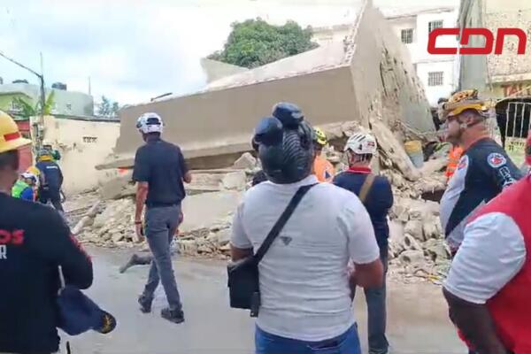 Miembros de unidades de emergencias apostados en lugar en donde colapsó edificio de tres niveles. 