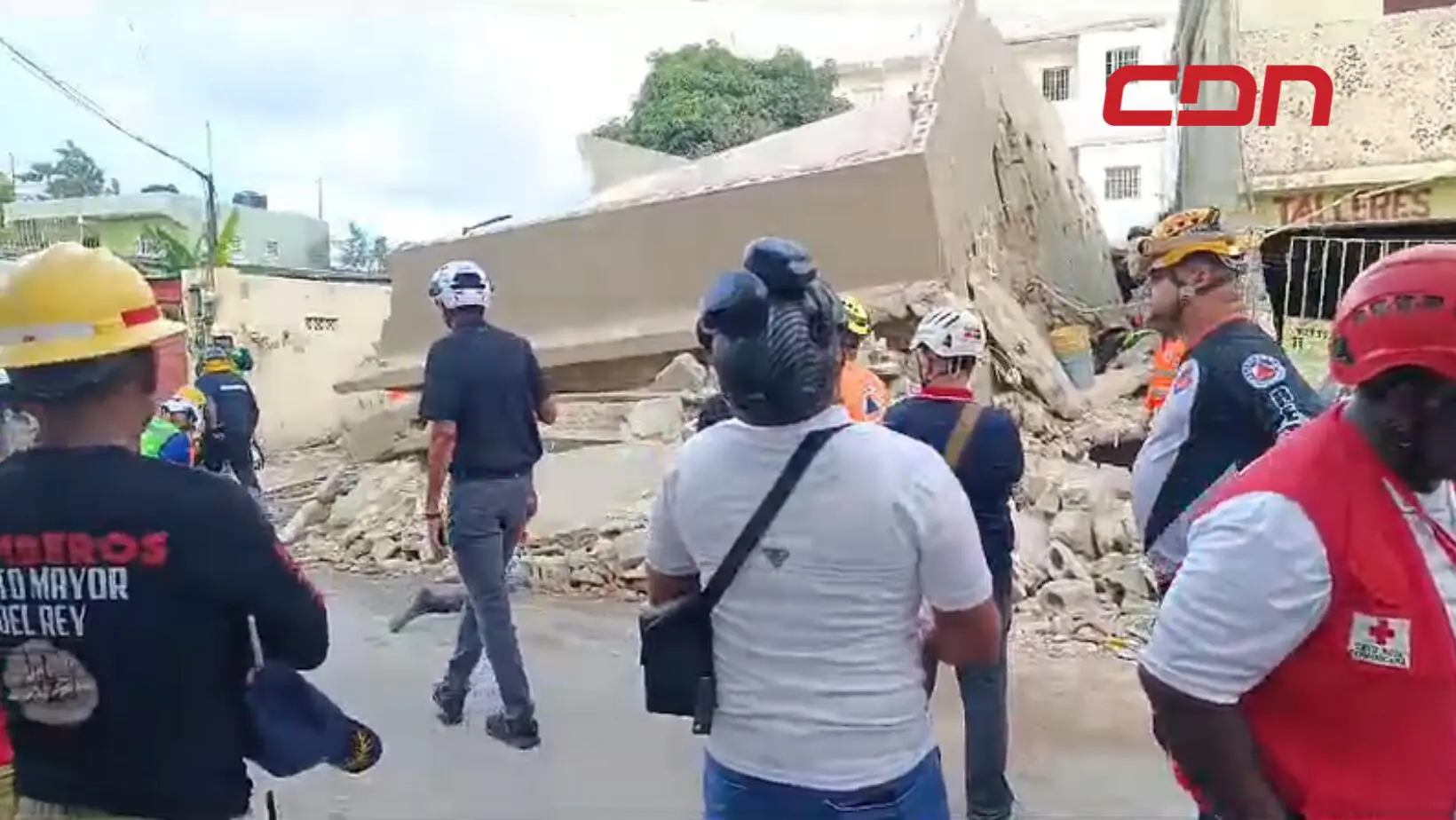 Dos personas rescatadas tras derrumbe de edificio en La Romana