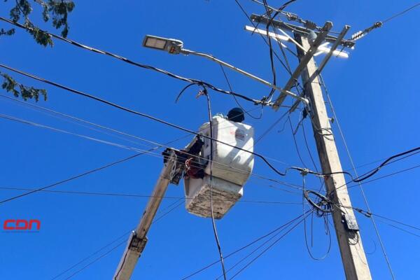 Además de la normalización de los usuarios, Edesur instaló 88 postes del tendido eléctrico. (foto, fuente externa)