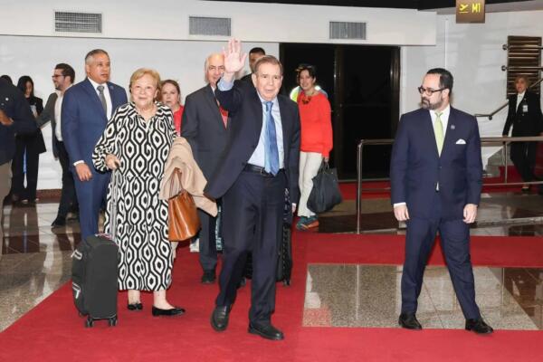 Edmundo González llega a RD en vuelo desde Panamá
