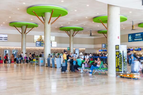 Empleada le rompe boleto a pasajera en Aeropuerto Punta Cana