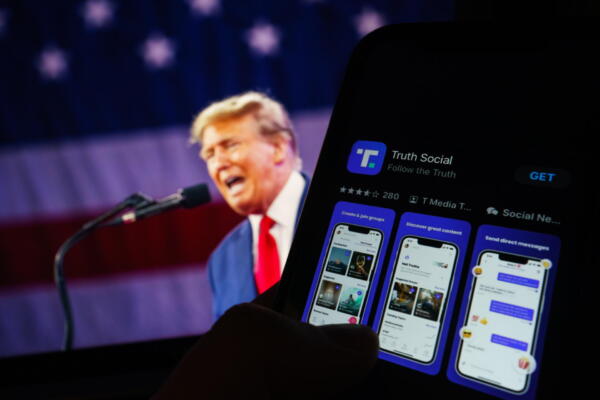 Ilustración de la plataforma de redes sociales Truth Social mostrada en un teléfono móvil y el presidente electo estadounidense Donald Trump.
EFE/EPA/Will Oliver