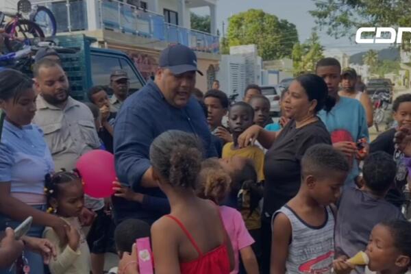 Saury Mota entrega cientos de juguetes a niños de Hato Mayor 