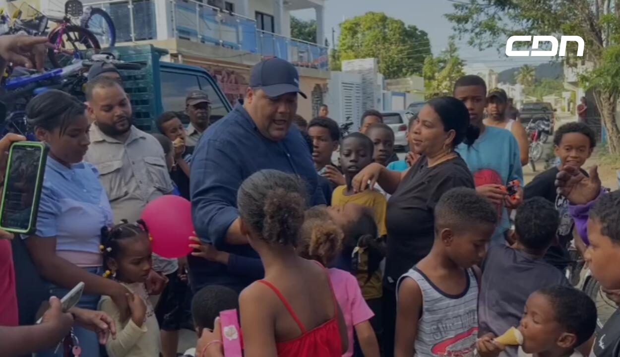 Empresario Saury Mota entrega cientos de juguetes a niños de Hato Mayor