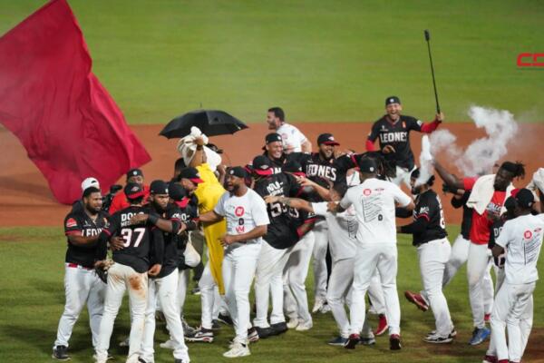 Los Leones del Escogido se llevaron la victoria 4-1 en el juego cinco de la serie final. (foto, externa)