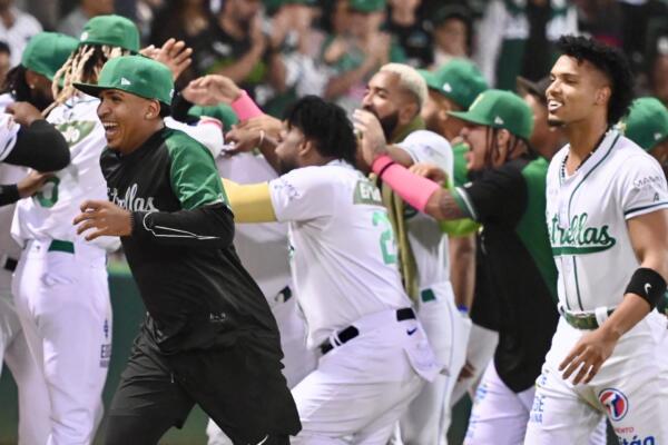Estrellas derrotan al Escogido en el estadio Tetelo Vargas