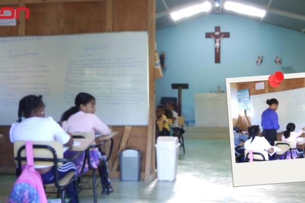 Estudiantes reciben clases en iglesia tras demolición de su escuela. 