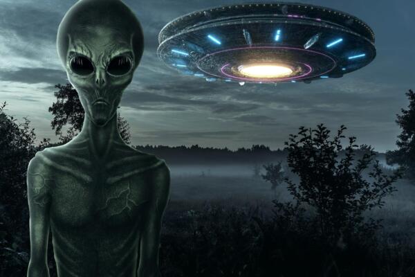 Extraterrestres aterrizan en la pasarela masculina de París