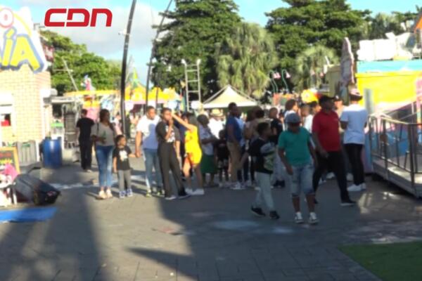 Personas disfrutas de los lugares de recreación en Santo Domingo. 