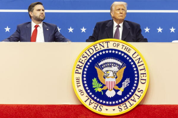 El Vicepresidente de EEUU, JD Vance, junto al presidente Donald Trump. 
EFE/ALLISON DINNER