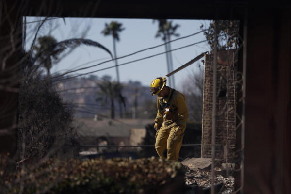 Bomberos y equipos de búsqueda y rescate inspeccionan el lugar de una casa incendiada en Altadena, California.
EFE/EPA/CAROLINE BREHMAN