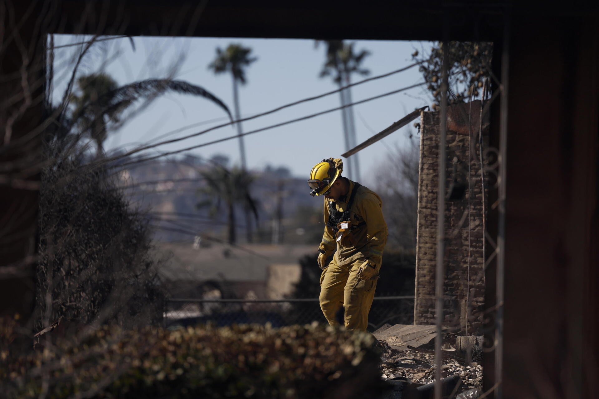 Intensos vientos amenazan con agravar los incendios en Los Ángeles
