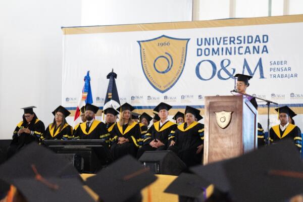 Universidad O&M gradúa 1,913 nuevos profesionales