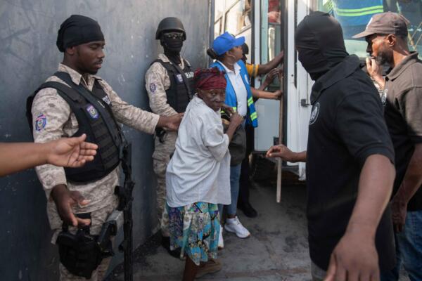 Fotografía de archivo del pasado 31 de diciembre de una mujer que espera para recibir alimentos durante una jornada solidaria en Puerto Príncipe (Haití). EFE/ Johnson Sabin