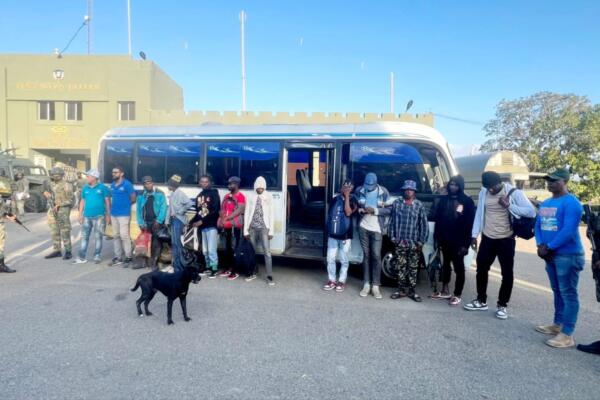 Ejército detuvo a tres hombres por trasladar en vehículos a ciudadanos haitianos con estatus migratorio irregular. (foto, fuente externa)