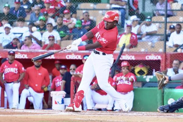 Hector Rodriguez se fue de 3-2 con un triple en la victoria del Escogido sobre las Estrellas, este domingo cinco de enero en el estadio Quisqueya Juan Marichal