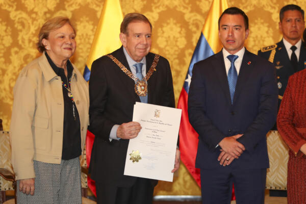 El presidente de Ecuador, Daniel Noboa, posa con el líder antichavista Edmundo González Urrutia, y su esposa Mercedes López. 
EFE/ José Jácome