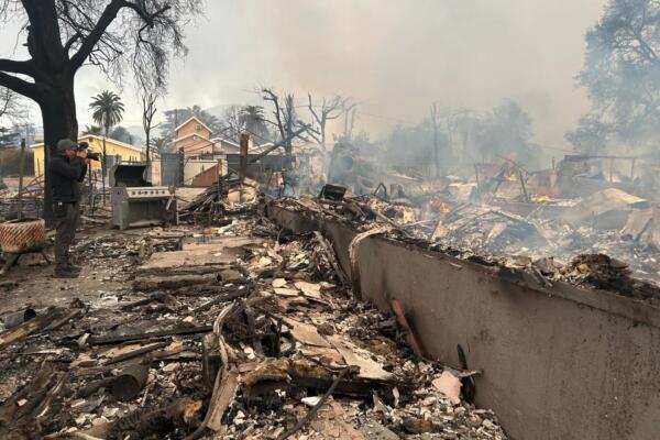 Fotografía donde se muestran las cenizas de una casa en Altadena, California. 
EFE/ Benjamín Domínguez Guevara