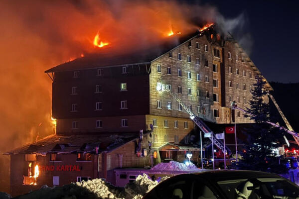 Hasta el lugar se desplazaron equipos de bomberos, policías y médicos.  Foto: Fuente externa 