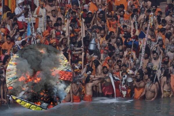 Incendio en uno de los campamentos del festival hindú de Kumbh Mela.