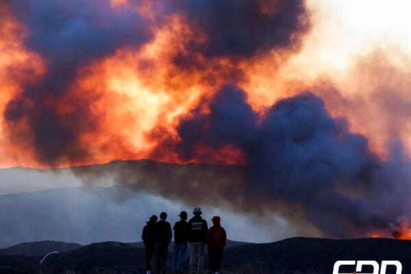 Un grupo de personas observa una sección del incendio forestal de Hughes cerca de Santa Clarita, California.
EFE/EPA/TED SOQUI