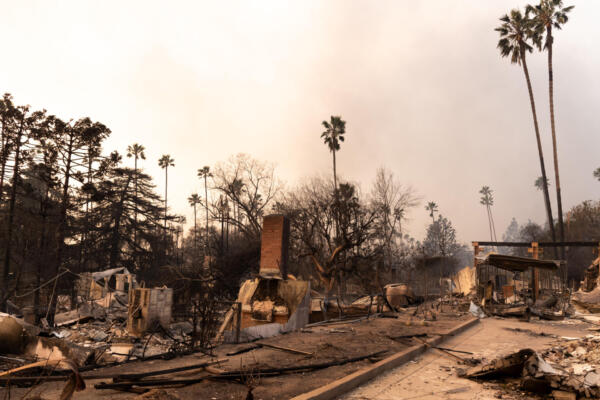 Fotografía de una zona afectada por un incendio en Los Ángeles. EFE/ Ana Milena Varón