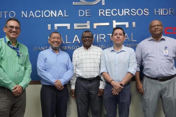 Miembros del Instituto Nacional de Recursos Hidráulicos (Indrhi) y Banco de Desarrollo de América Latina y el Caribe (CAF).