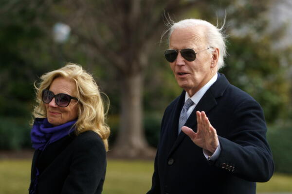 El presidente de EE. UU., Joe Biden, y la Primera Dama, Jill Biden, regresan a la Casa Blanca después de las festividades del Año Nuevo. EFE/EPA/Will Oliver