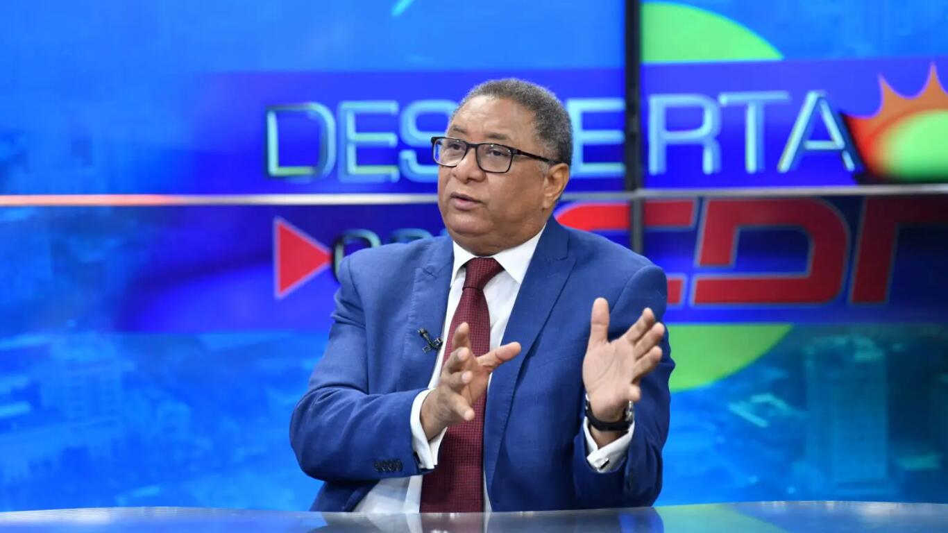 El doctor Gómez abordó la adicción a las compras, un trastorno frecuentemente malinterpretado como falta de carácter o mal manejo financiero.
