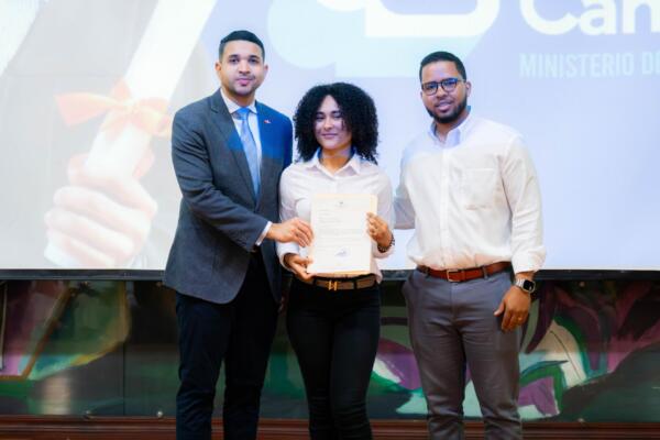 Jóvenes dominicanos reciben apoyo para continuar sus estudios