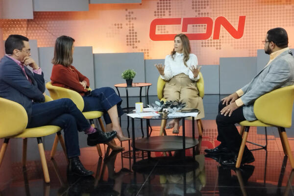 La presidenta de la minera, Juana Barceló, explicó las opciones que Barrick Pueblo Viejo ha habilitado para los que serán reubicados (foto: Félix de la Cruz)