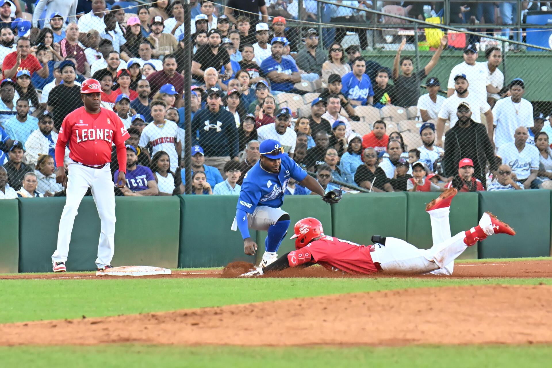 Para los Tigres fue su tercer triunfo en forma consecutiva y su número cuatro en el Todos contra Todos para mantenerse firmes en el primer lugar. De su lado, los Leones colocan su récord en 2-3.