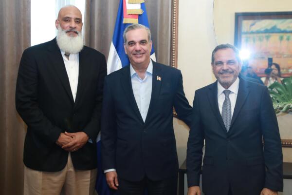 Junior Noboa, comisionado de béisbol, junto al presidente de la República Dominicana Luis Abinader y Tony Clark, director ejecutivo de la Asociación de Jugadores de MLB
