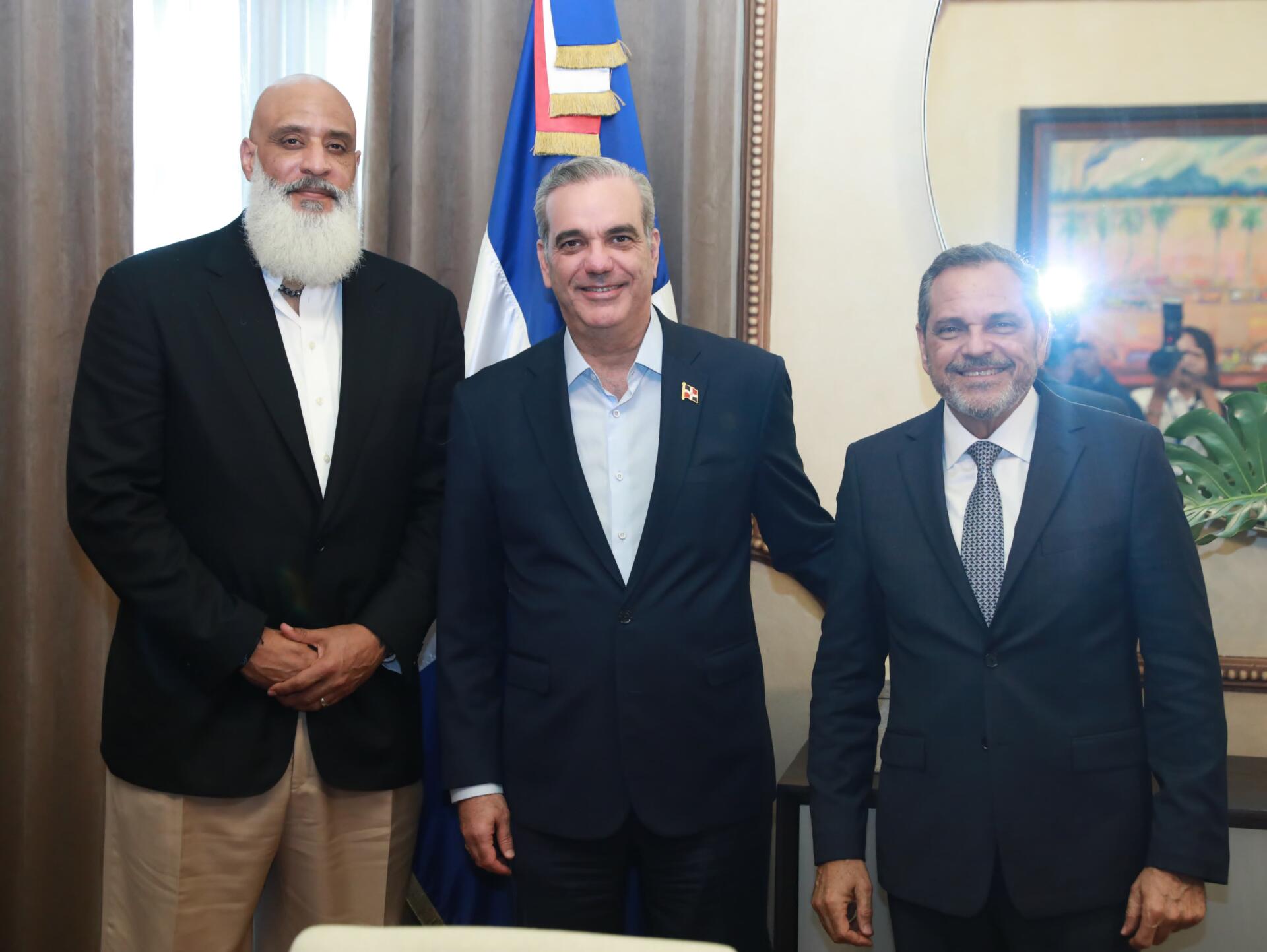 Junior Noboa, comisionado de béisbol, junto al presidente de la República Dominicana Luis Abinader y Tony Clark, director ejecutivo de la Asociación de Jugadores de MLB