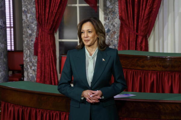 Fotografía de archivo en donde se ve a la vicepresidenta de EE. UU., Kamala Harris. EFE/WILL OLIVER