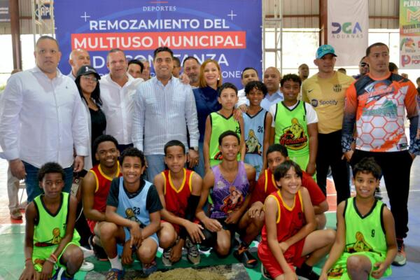 El ministro de Deportes, Kelvin Cruz, encabezó el acto que inició la remodelación total del multiuso de Constanza, provincia de La Vega.
