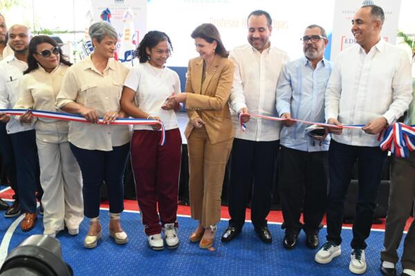 LA VICEPRESIDENTA RAQUEL PEÑA Y EL DIRECTOR EJECUTIVO DEL INEFI ALBERTO RODRIGUEZ CORTAN LA CINTA PARA LA INAUGURACIÓN DE ESTE POLIDEPORTIVO