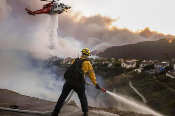 En estado de emergencia se mantiene una parte de Los Ángeles, con 30.000 personas evacuados por dos incendios sin control.