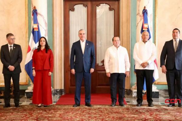 Luis Abinader juramentó este miércoles los miembros del consejo consultivo para la Transformación Administrativa y Financiera de la Policía Nacional. (foto, fuente externa)