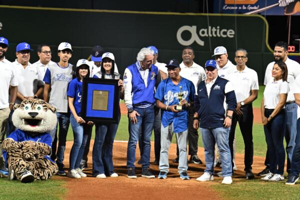 Luis Beltrán reconocido por los Tigres del Licey