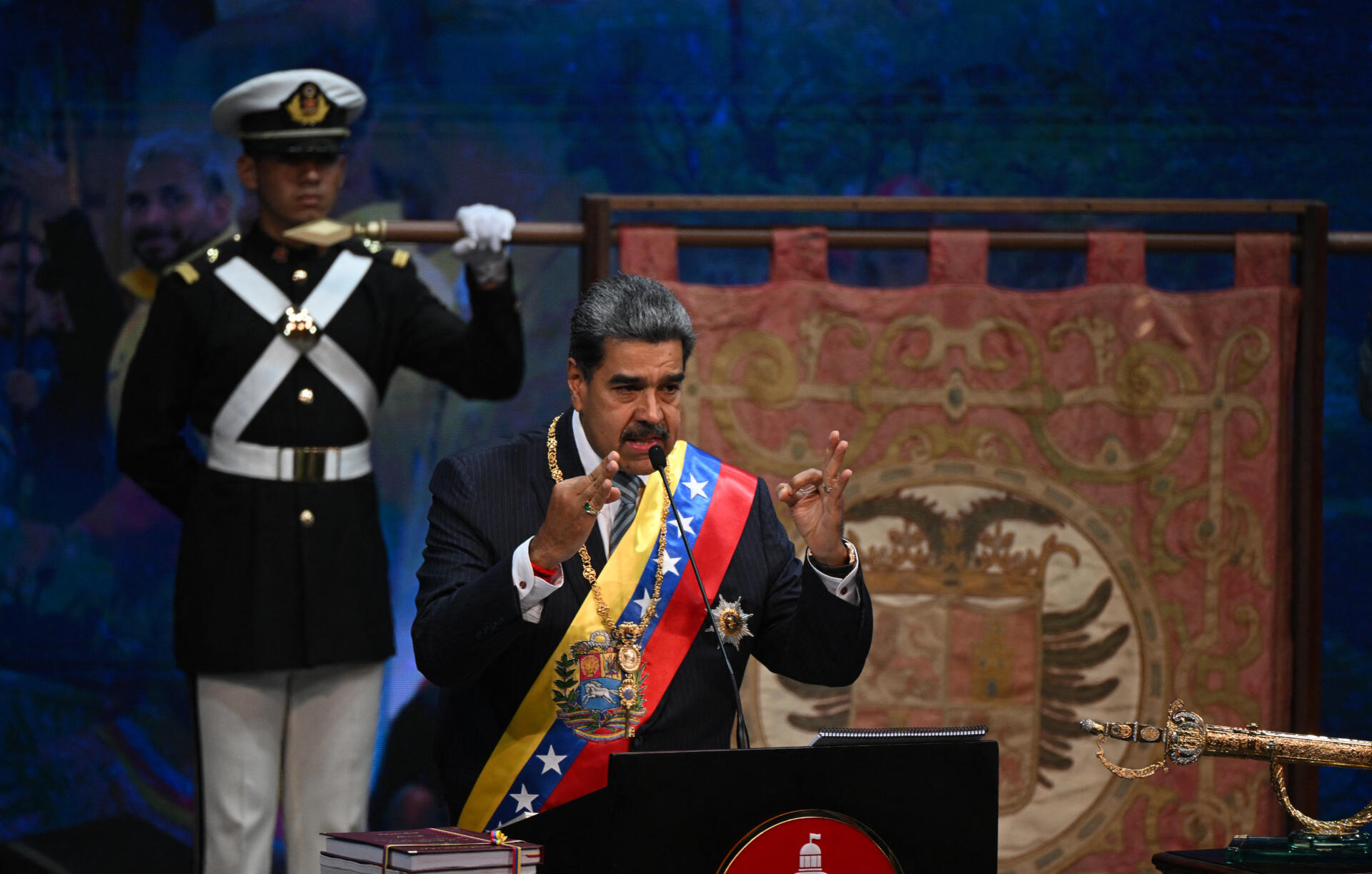 Maduro ordena a la Fuerza Armada preparar "los fusiles" ante supuestas amenazas