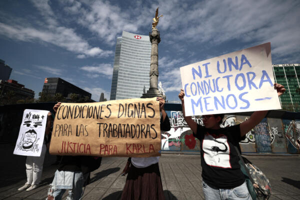 Personas protestan para exigir justicia por Karla Patricia Cortés, una conductora de taxi de aplicación Uber asesinada en diciembre en Ciudad de México. 
EFE/ José Méndez