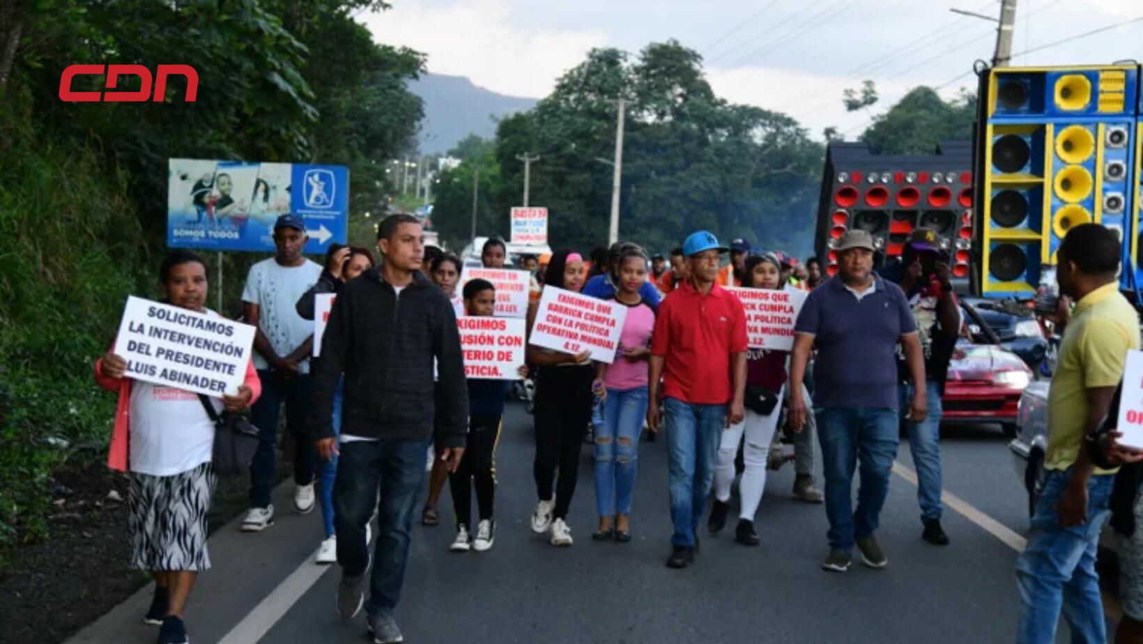 Marcha de campesinos, religiosos y políticos hacia Barrick Gold