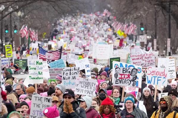 Varios miles de personas, en su mayoría mujeres, se reunieron este sábado en protesta contra la investidura de Donald Trump.