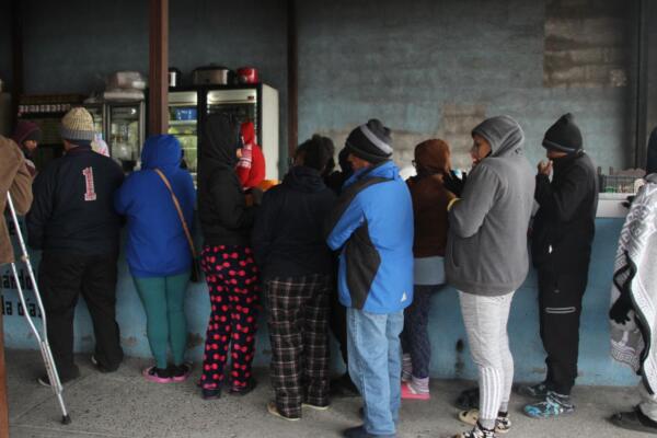 Emigrantes esperando en una fila para almorzar en el albergue Senda de Vida 2, en Reynosa (México). Foto: EFE/ James Rodríguez