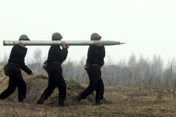 Imagen de soldados ucranianos trasladando un misil en las cercanías de Kiev. EFE/Sergey Dolzhenko